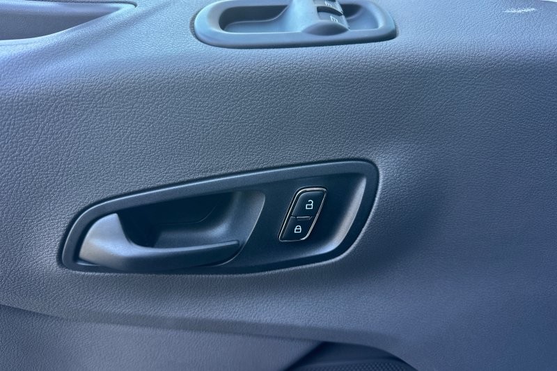 Ford Transit-250 Vehicle Full-screen Gallery Image 10