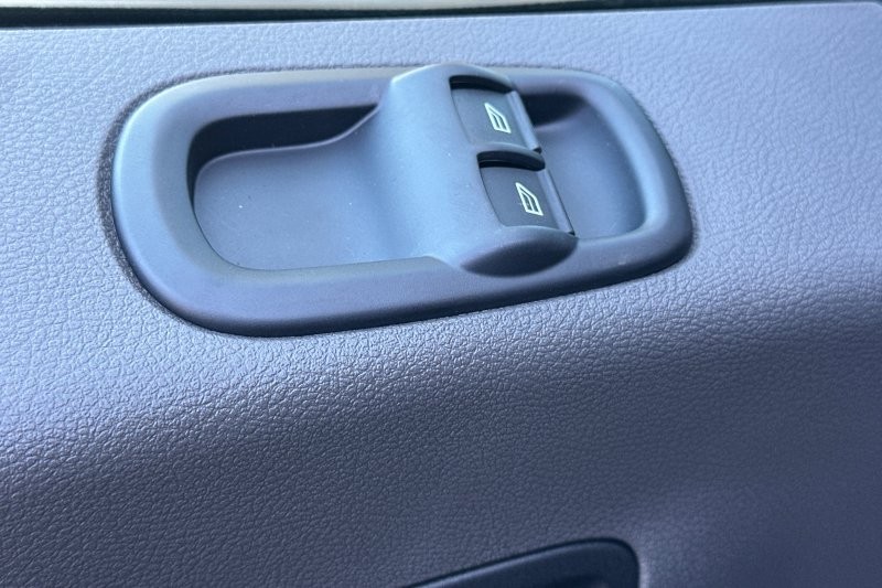 Ford Transit-250 Vehicle Full-screen Gallery Image 11