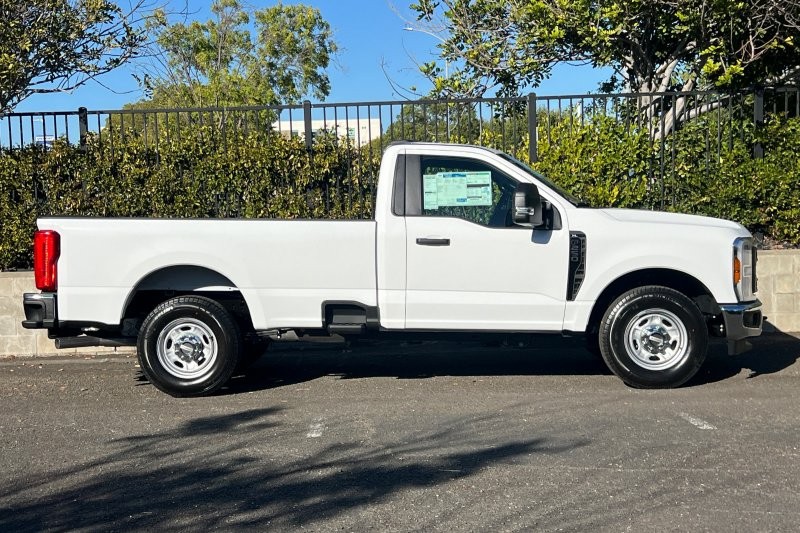 Ford F-250SD Vehicle Full-screen Gallery Image 02