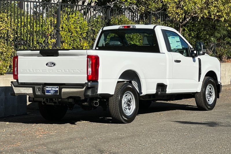 Ford F-250SD Vehicle Full-screen Gallery Image 03