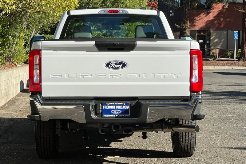 Ford F-250SD Vehicle Full-screen Gallery Image 04