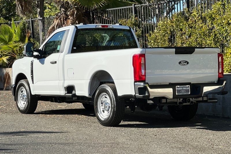 Ford F-250SD Vehicle Full-screen Gallery Image 05