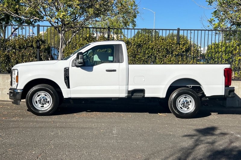 Ford F-250SD Vehicle Full-screen Gallery Image 06