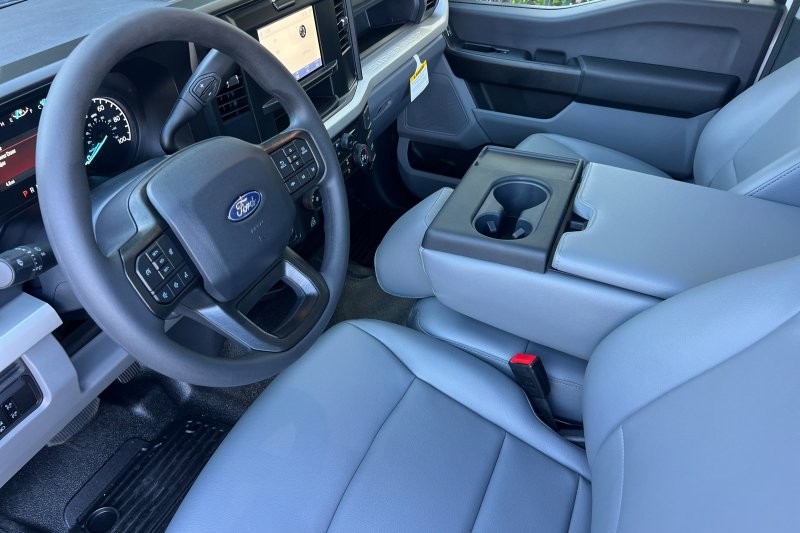 Ford F-250SD Vehicle Full-screen Gallery Image 09
