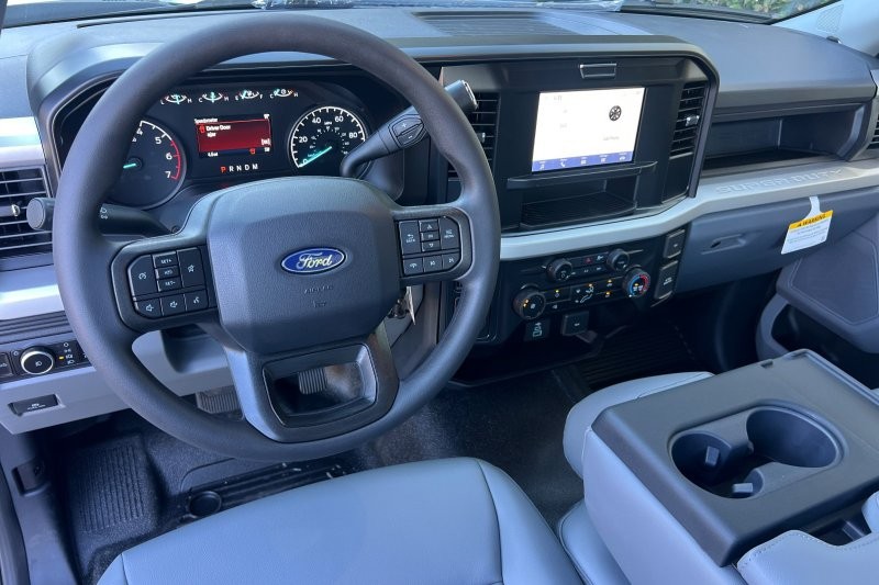 Ford F-250SD Vehicle Full-screen Gallery Image 12