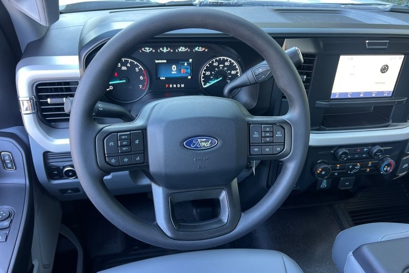 Ford F-250SD Vehicle Full-screen Gallery Image 13