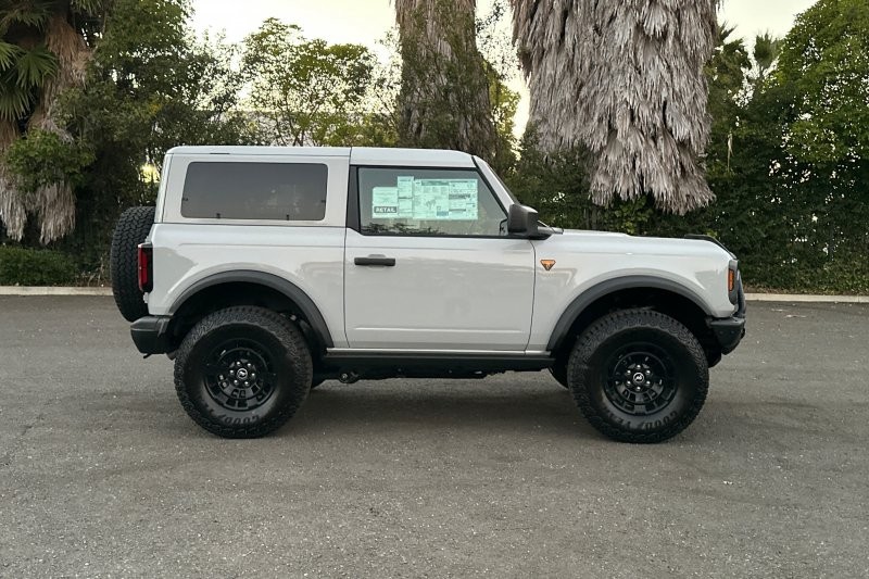 Ford Bronco Vehicle Full-screen Gallery Image 02