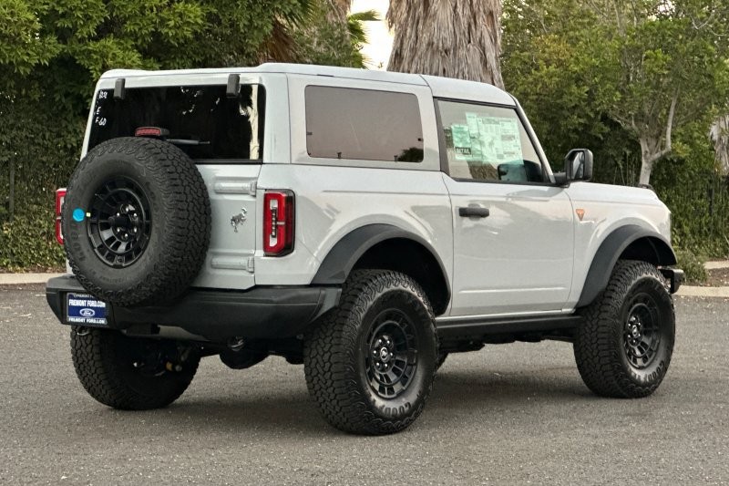 Ford Bronco Vehicle Full-screen Gallery Image 03