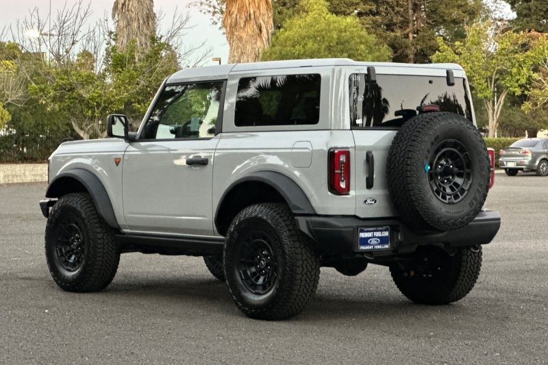 Ford Bronco Vehicle Full-screen Gallery Image 05