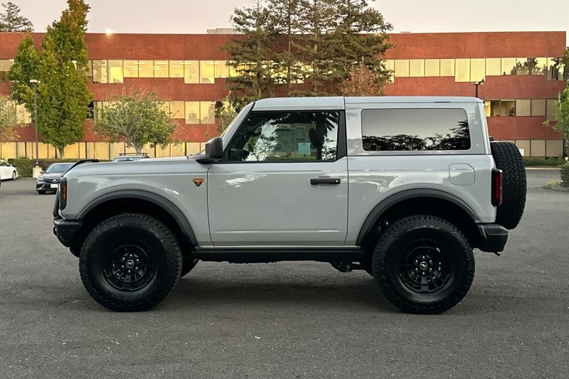 Ford Bronco Vehicle Full-screen Gallery Image 06