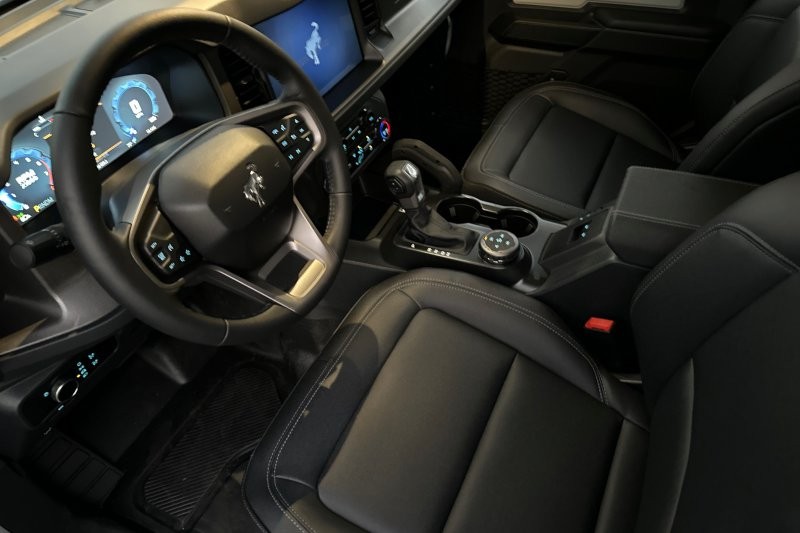 Ford Bronco Vehicle Full-screen Gallery Image 09