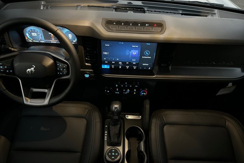 Ford Bronco Vehicle Full-screen Gallery Image 13