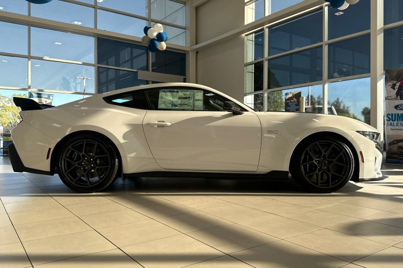 Ford Mustang Vehicle Full-screen Gallery Image 02