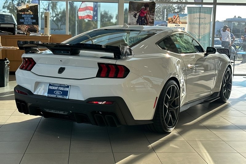 Ford Mustang Vehicle Full-screen Gallery Image 03