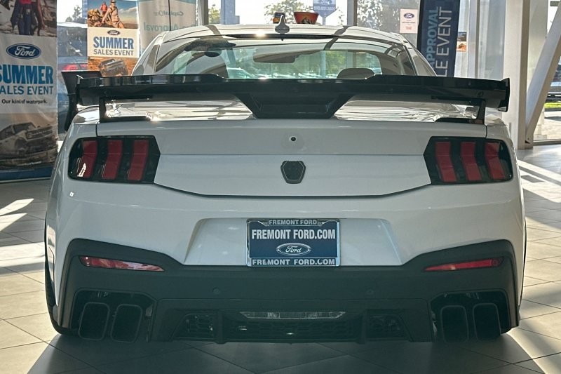 Ford Mustang Vehicle Full-screen Gallery Image 04