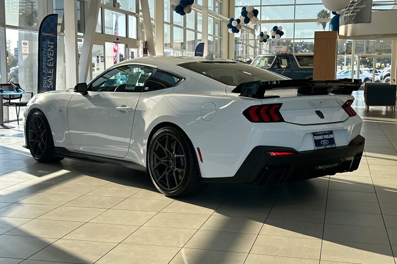 Ford Mustang Vehicle Full-screen Gallery Image 05