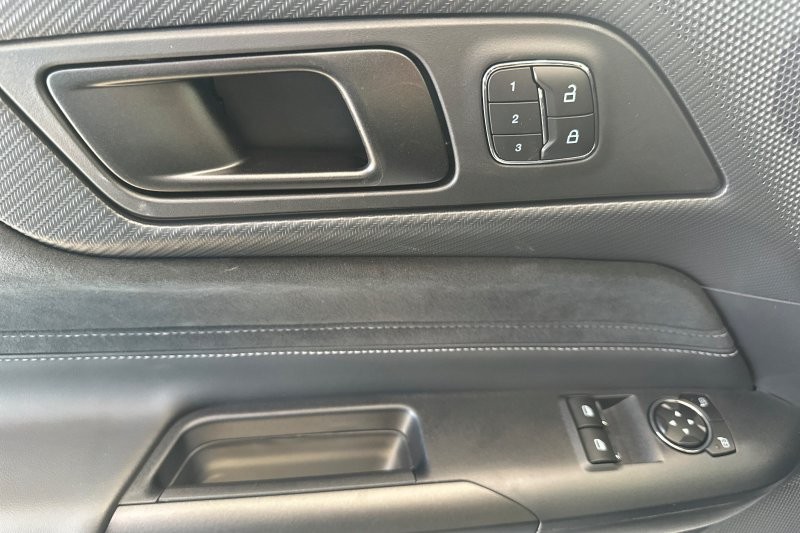 Ford Mustang Vehicle Full-screen Gallery Image 10