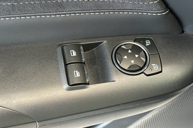 Ford Mustang Vehicle Full-screen Gallery Image 11