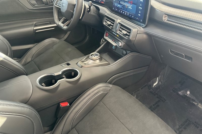 Ford Mustang Vehicle Full-screen Gallery Image 15