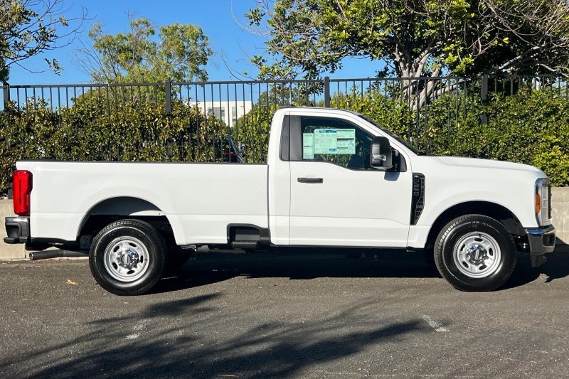Ford F-250SD Vehicle Full-screen Gallery Image 02