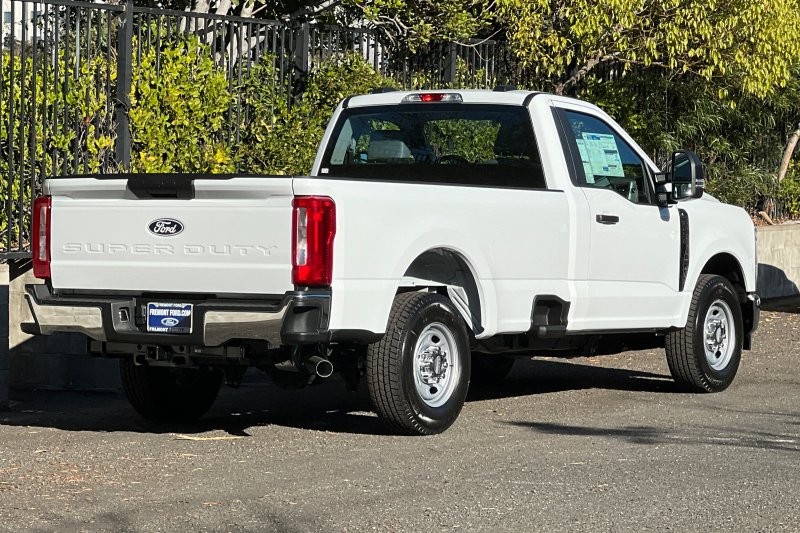 Ford F-250SD Vehicle Full-screen Gallery Image 03