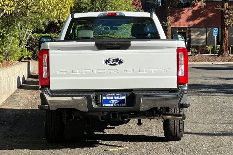 Ford F-250SD Vehicle Full-screen Gallery Image 04