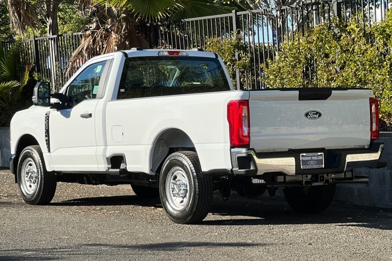 Ford F-250SD Vehicle Full-screen Gallery Image 05