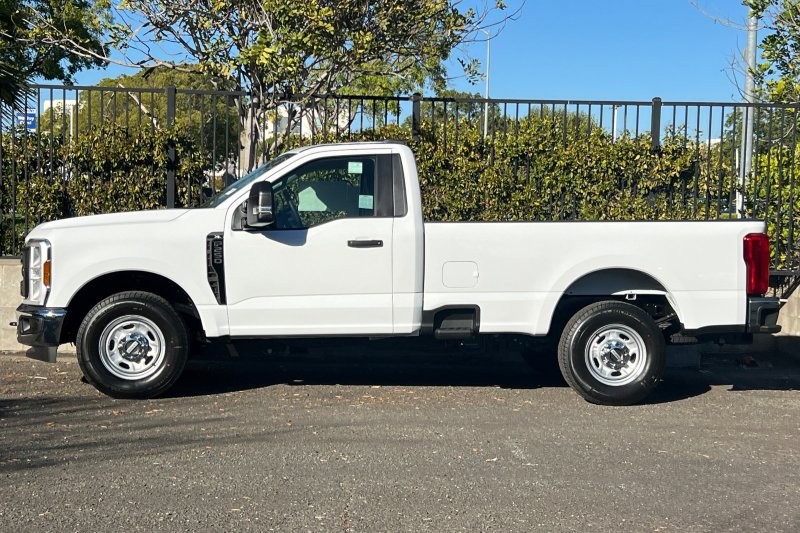 Ford F-250SD Vehicle Full-screen Gallery Image 06