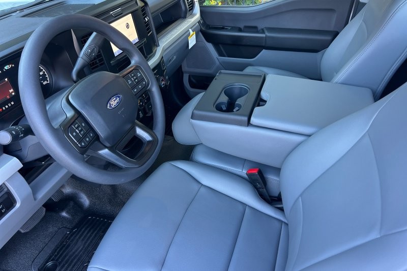 Ford F-250SD Vehicle Full-screen Gallery Image 09