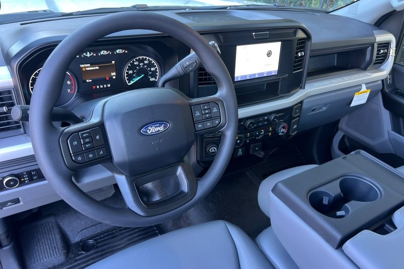 Ford F-250SD Vehicle Full-screen Gallery Image 12
