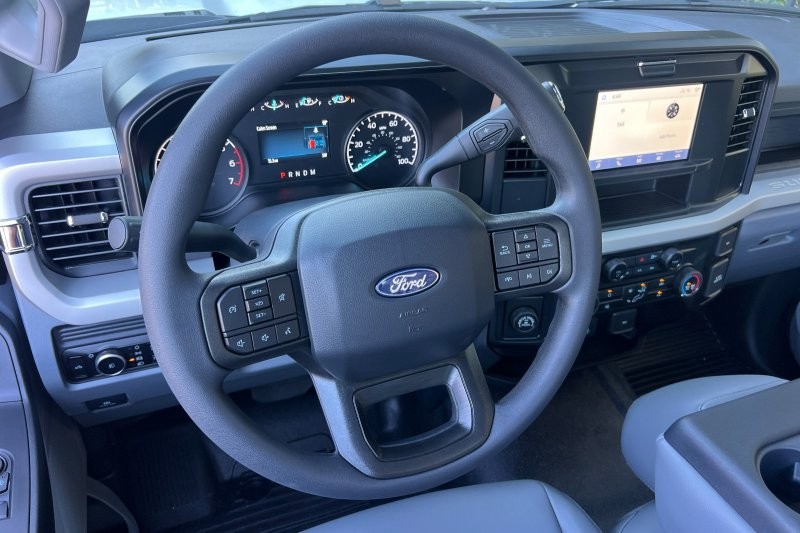 Ford F-250SD Vehicle Full-screen Gallery Image 13