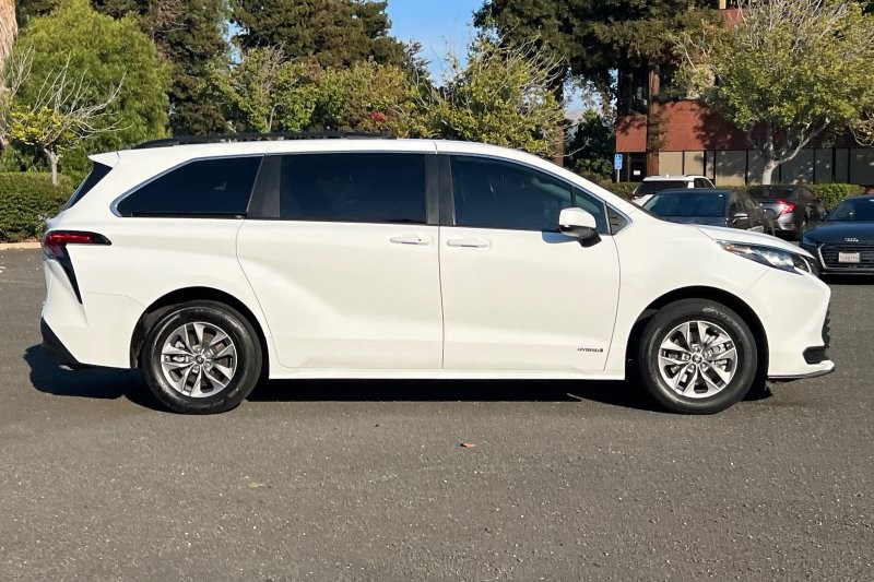 Toyota Sienna Vehicle Full-screen Gallery Image 02