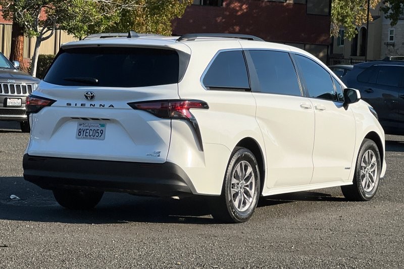 Toyota Sienna Vehicle Full-screen Gallery Image 03