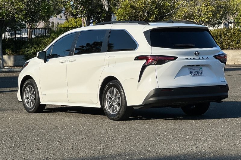 Toyota Sienna Vehicle Full-screen Gallery Image 05