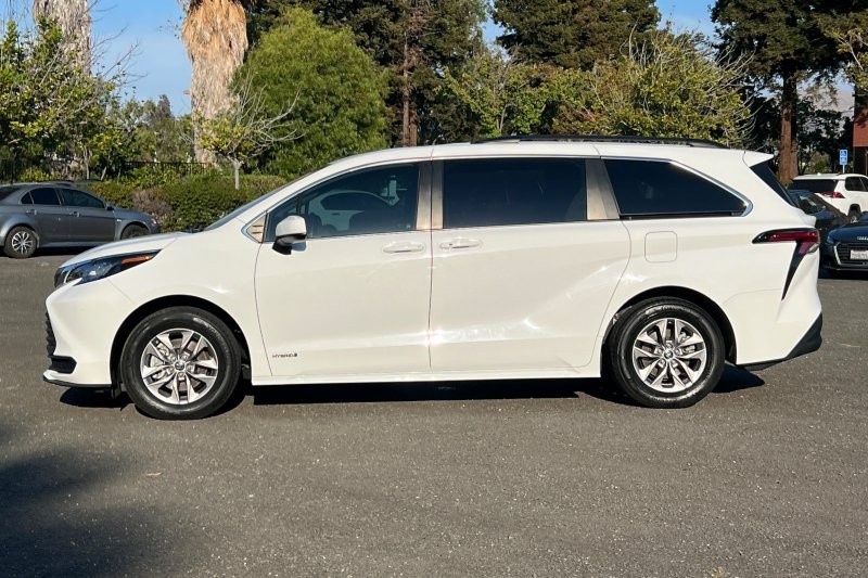Toyota Sienna Vehicle Full-screen Gallery Image 07