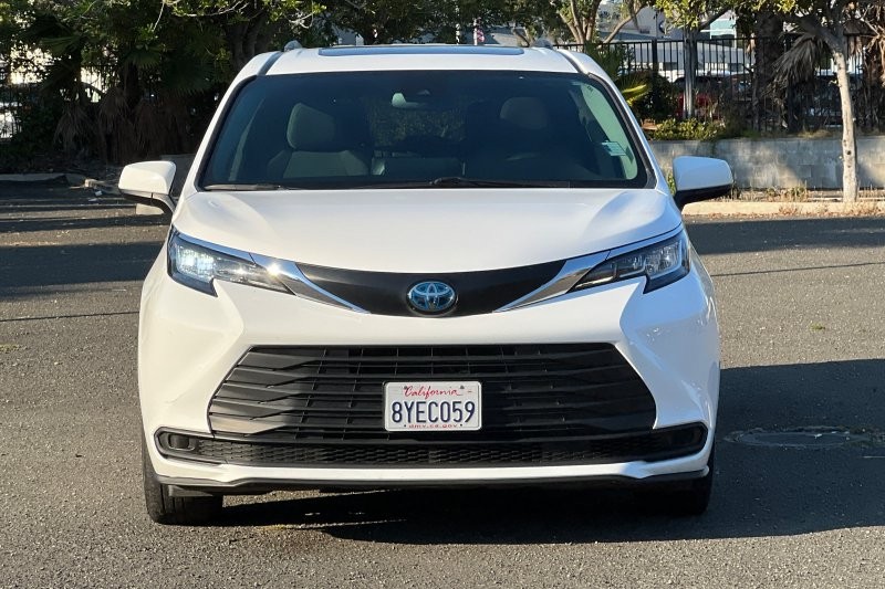 Toyota Sienna Vehicle Full-screen Gallery Image 09