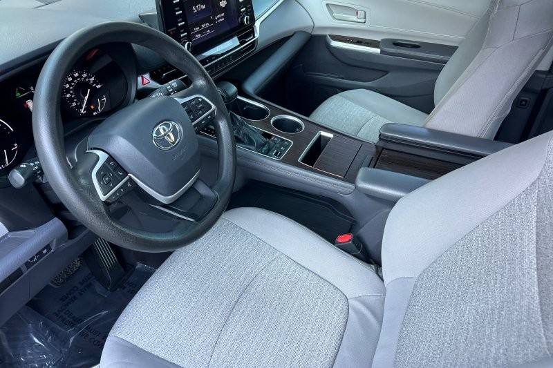 Toyota Sienna Vehicle Full-screen Gallery Image 10
