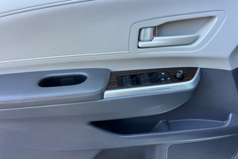 Toyota Sienna Vehicle Full-screen Gallery Image 11