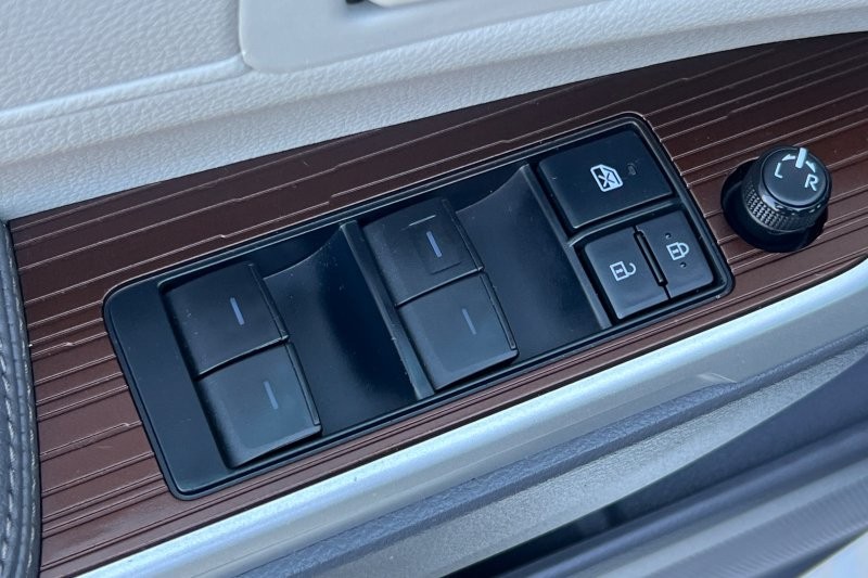 Toyota Sienna Vehicle Full-screen Gallery Image 12
