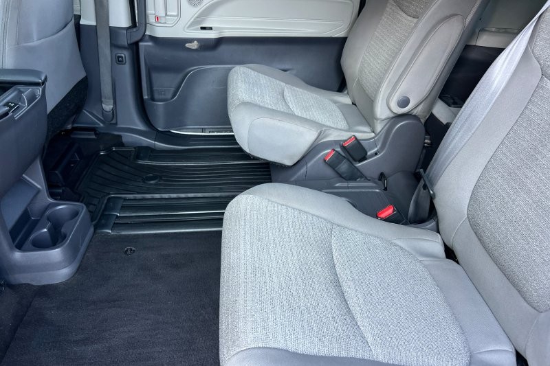 Toyota Sienna Vehicle Full-screen Gallery Image 14