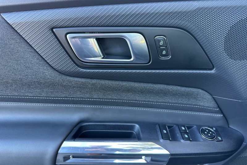 Ford Mustang Vehicle Full-screen Gallery Image 11