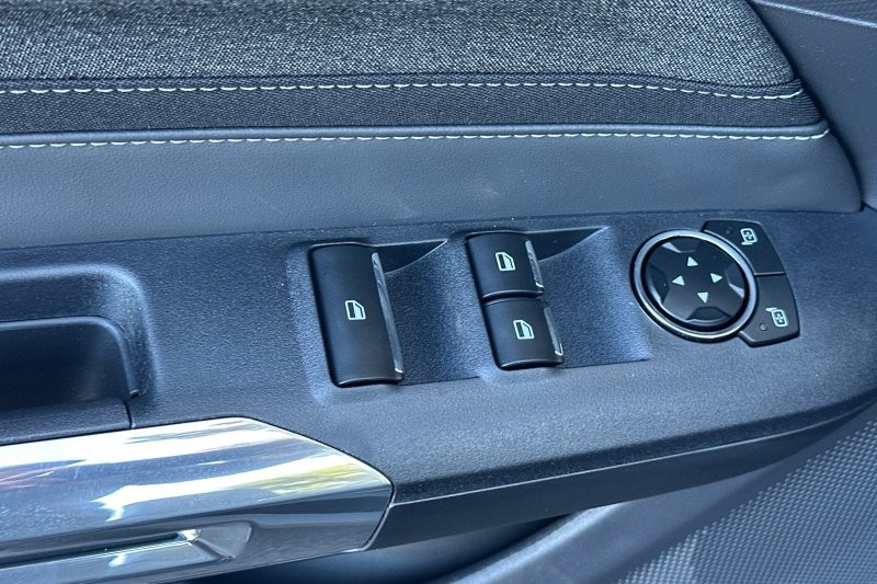 Ford Mustang Vehicle Full-screen Gallery Image 12