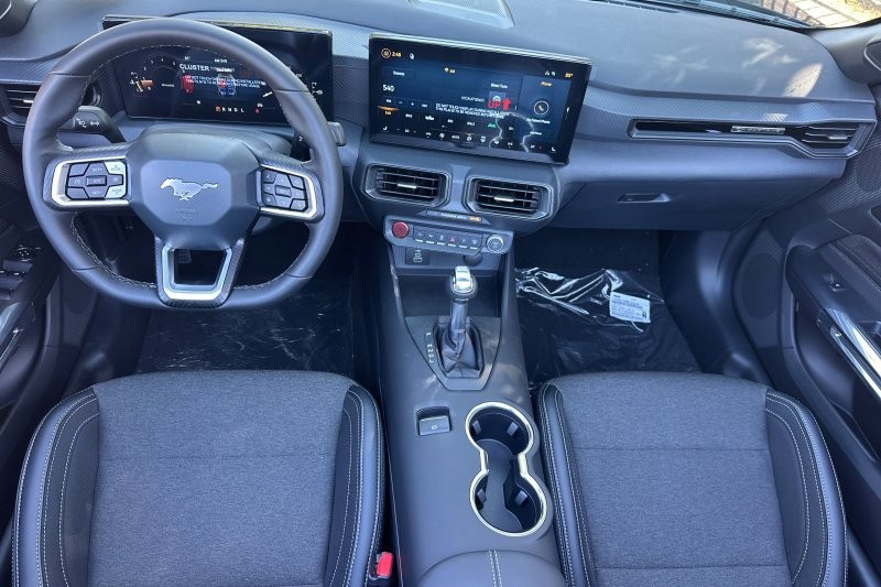 Ford Mustang Vehicle Full-screen Gallery Image 14