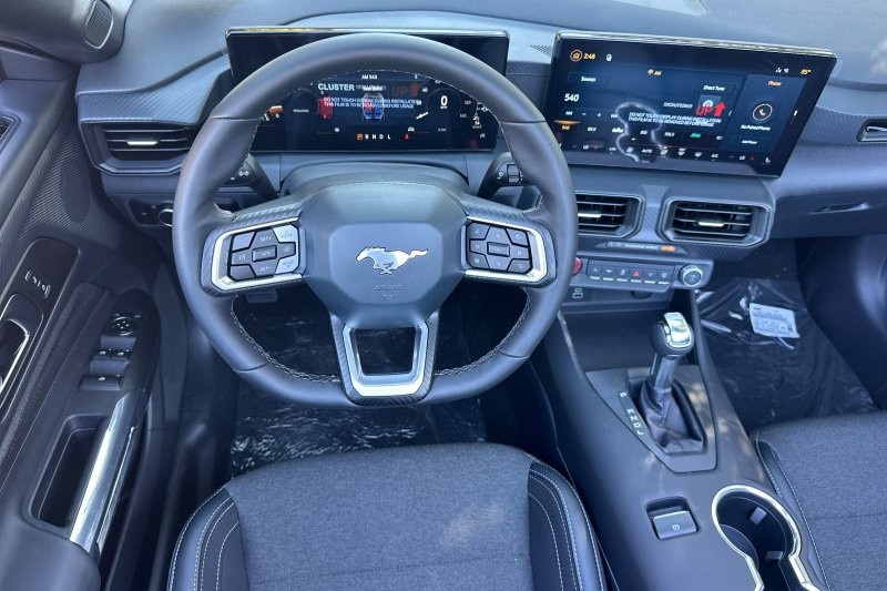 Ford Mustang Vehicle Full-screen Gallery Image 15