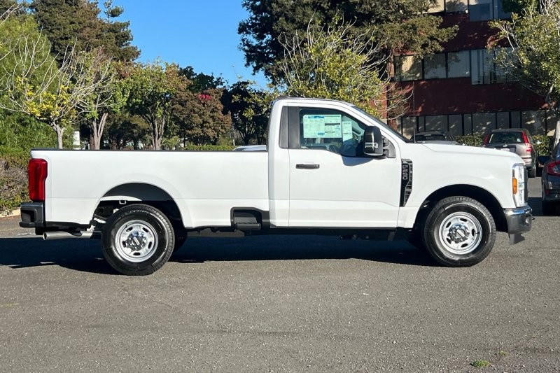 Ford F-250SD Vehicle Full-screen Gallery Image 02