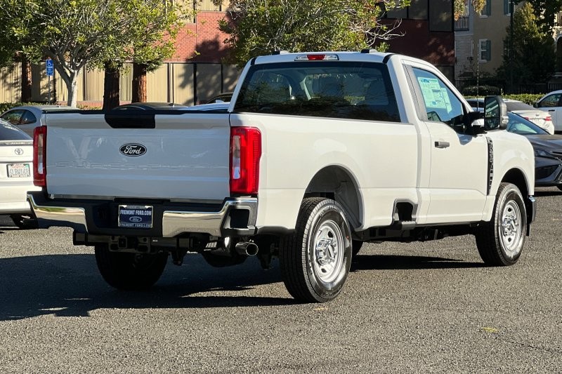 Ford F-250SD Vehicle Full-screen Gallery Image 03