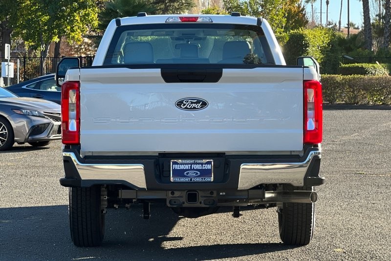 Ford F-250SD Vehicle Full-screen Gallery Image 04