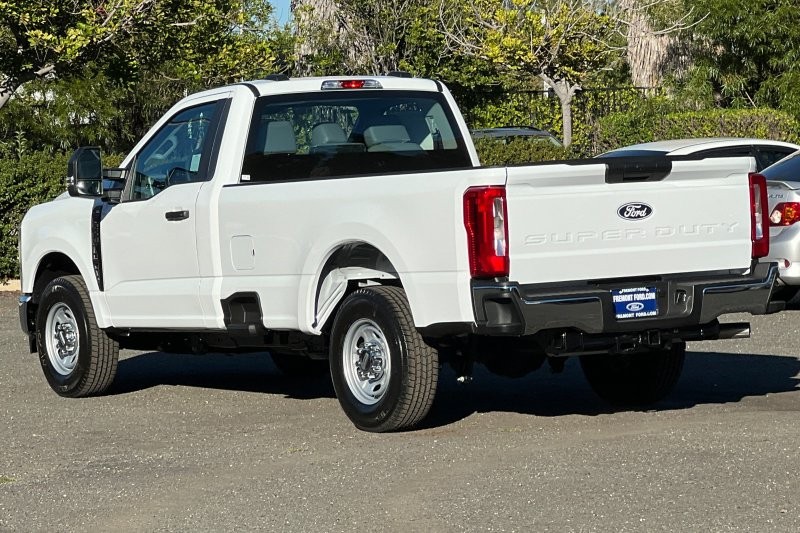 Ford F-250SD Vehicle Full-screen Gallery Image 05