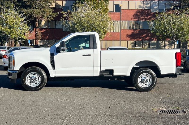 Ford F-250SD Vehicle Full-screen Gallery Image 06