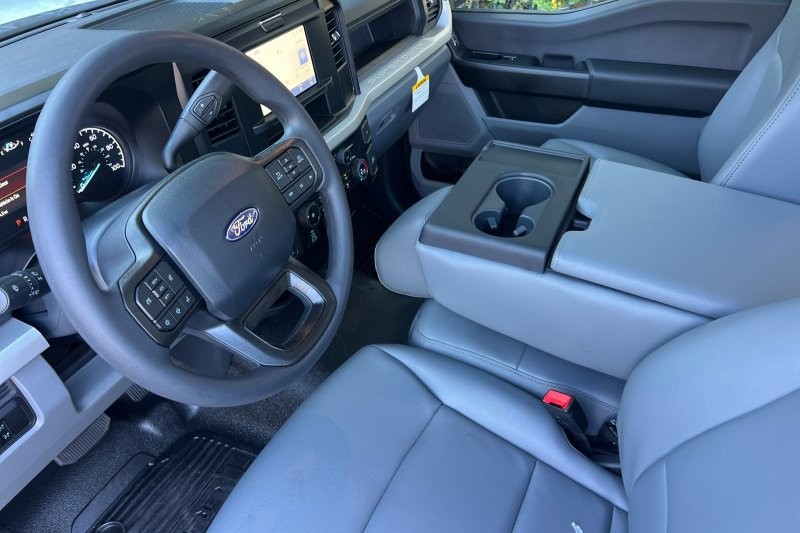 Ford F-250SD Vehicle Full-screen Gallery Image 09